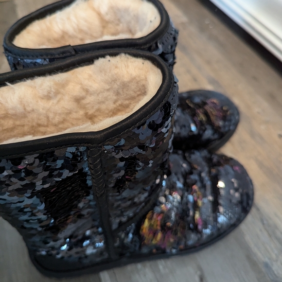 UGG, Black Classic Short Sequin, verified on style 11/18. Size 8 - Picture 5 of 6